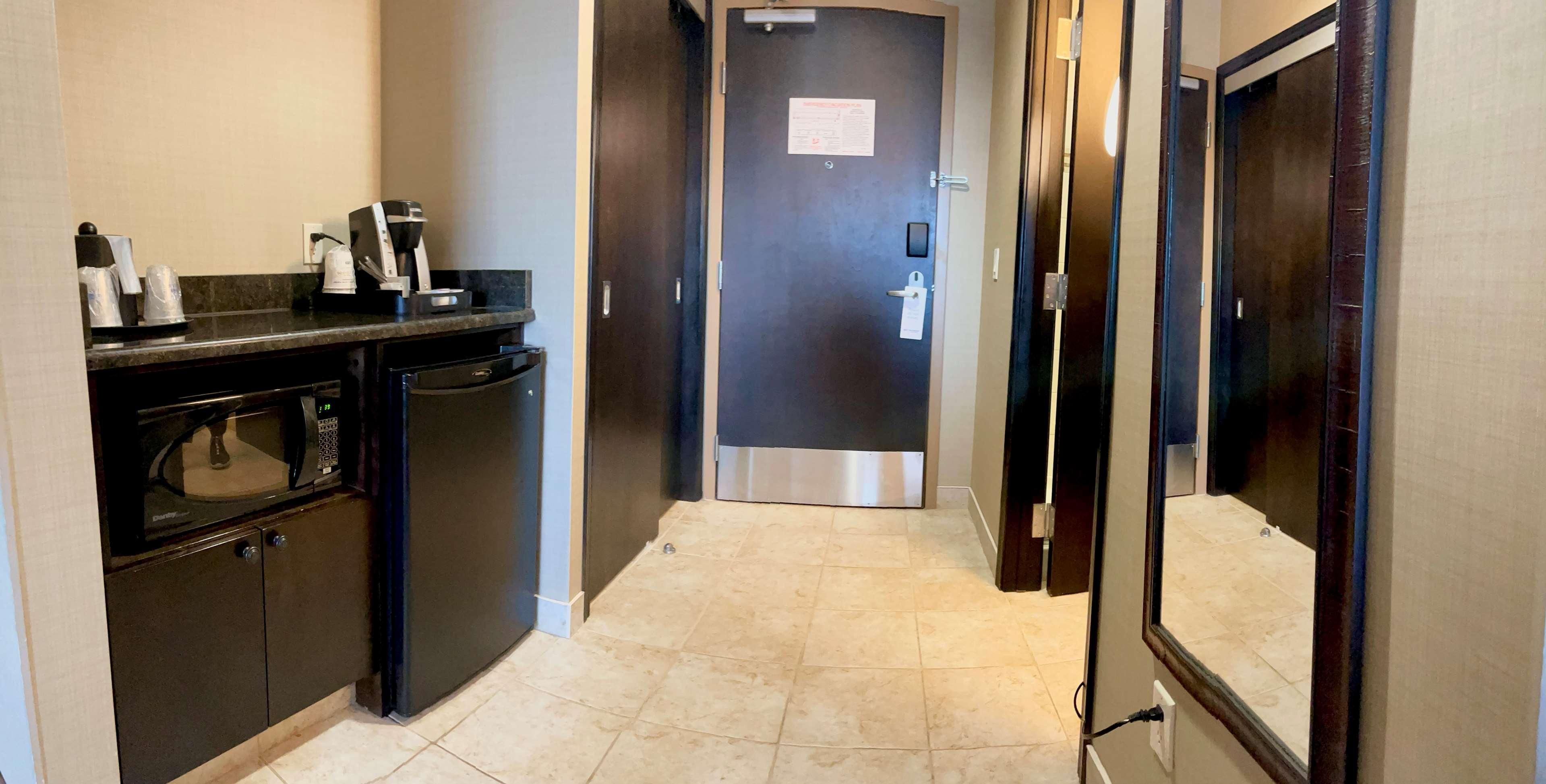 Best Western Plus Okotoks Inn & Suites Экстерьер фото