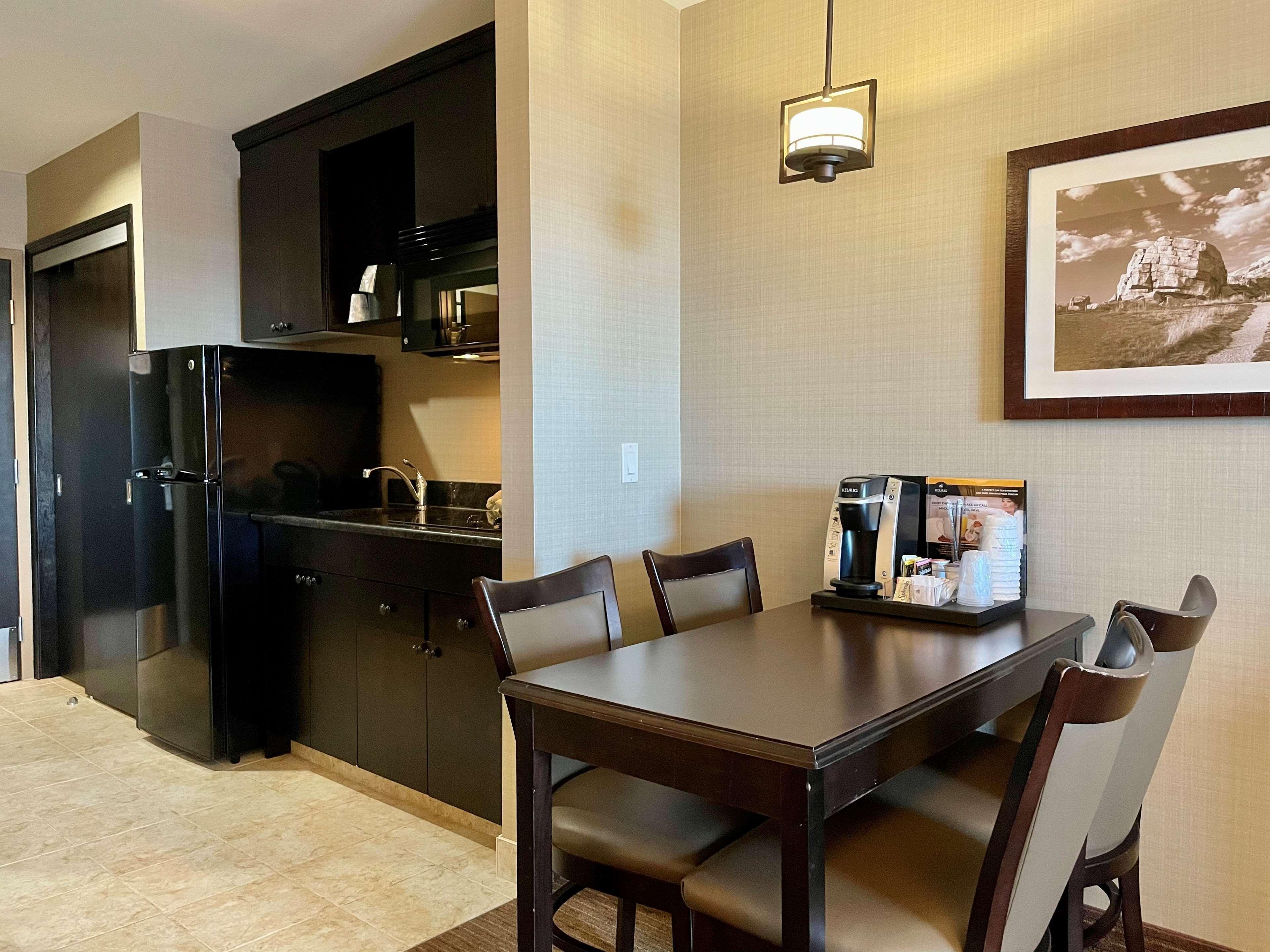 Best Western Plus Okotoks Inn & Suites Экстерьер фото