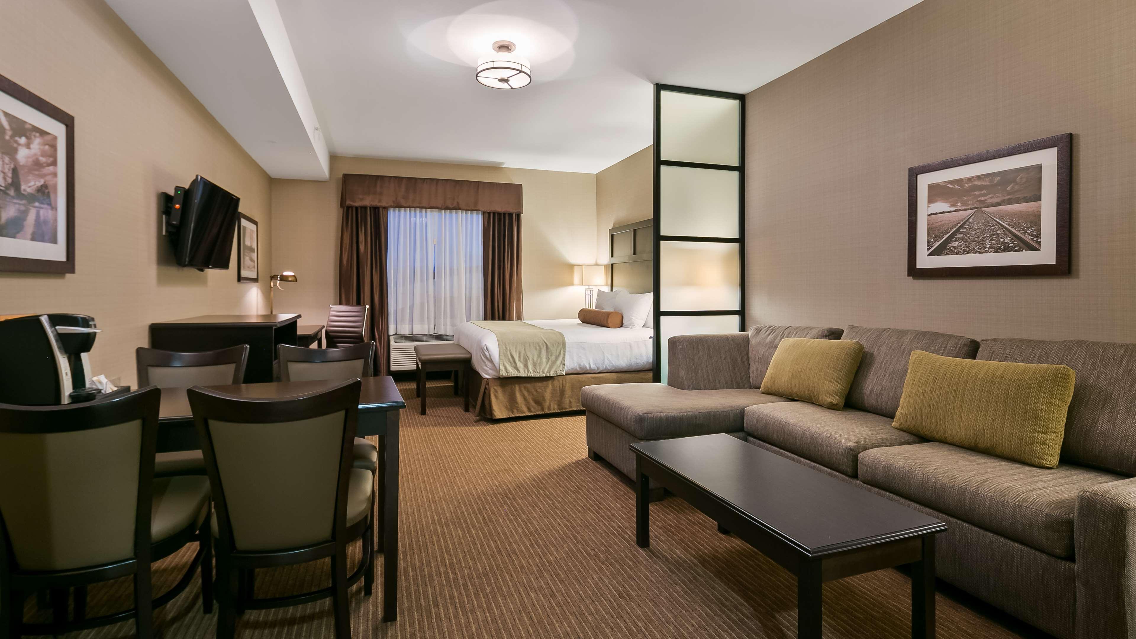 Best Western Plus Okotoks Inn & Suites Экстерьер фото