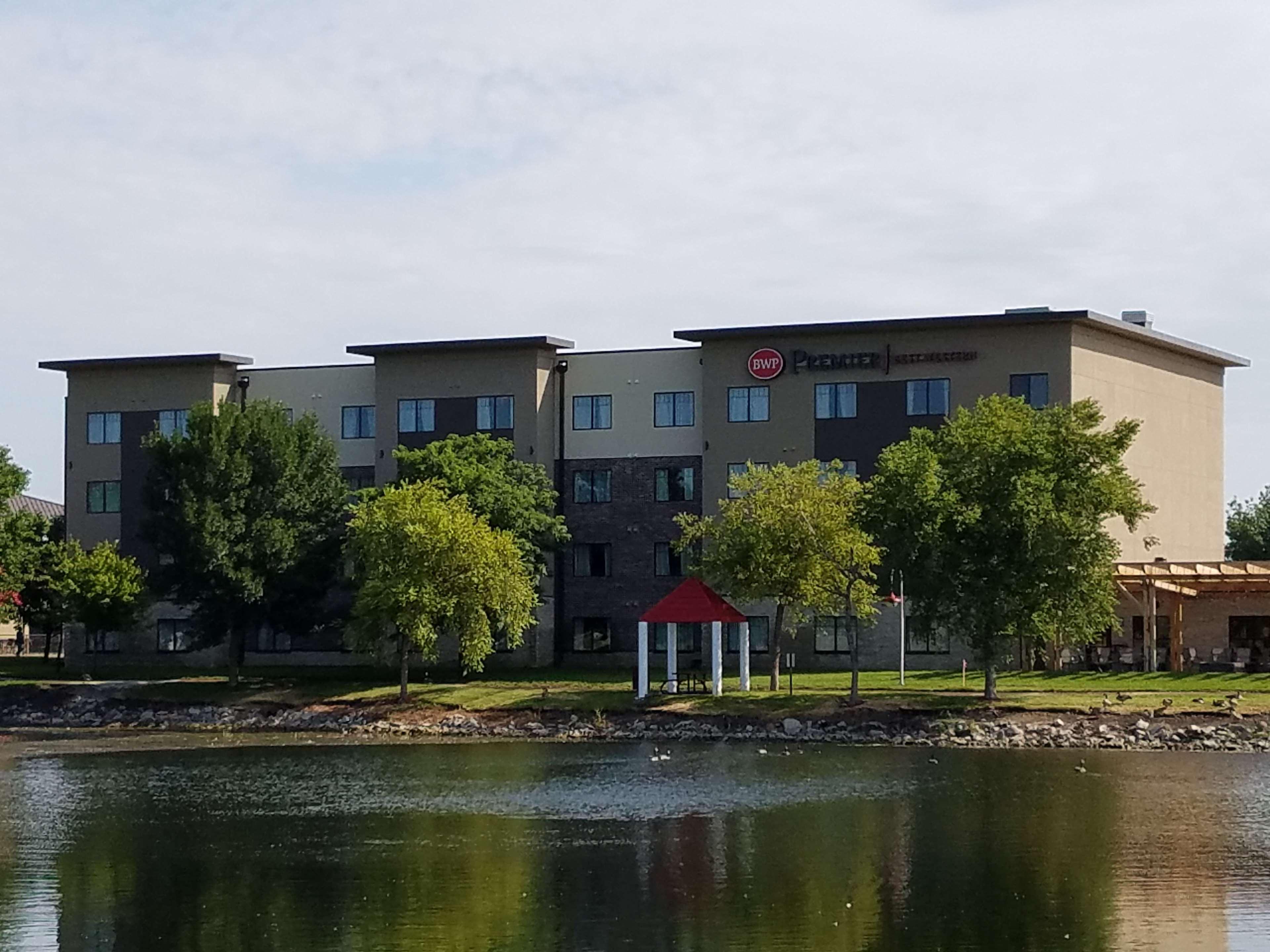 Best Western Plus Okotoks Inn & Suites Экстерьер фото