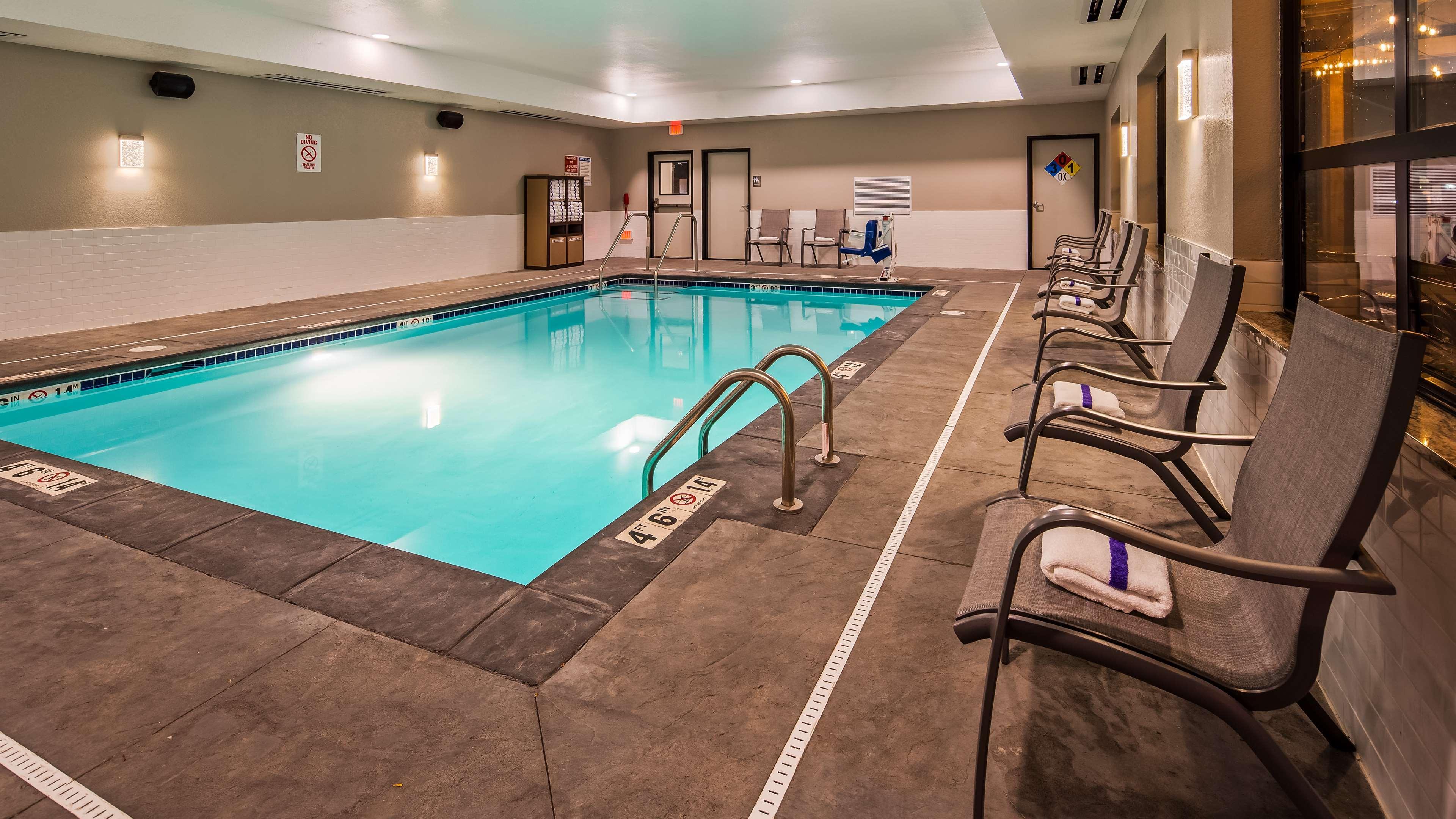 Best Western Plus Okotoks Inn & Suites Экстерьер фото