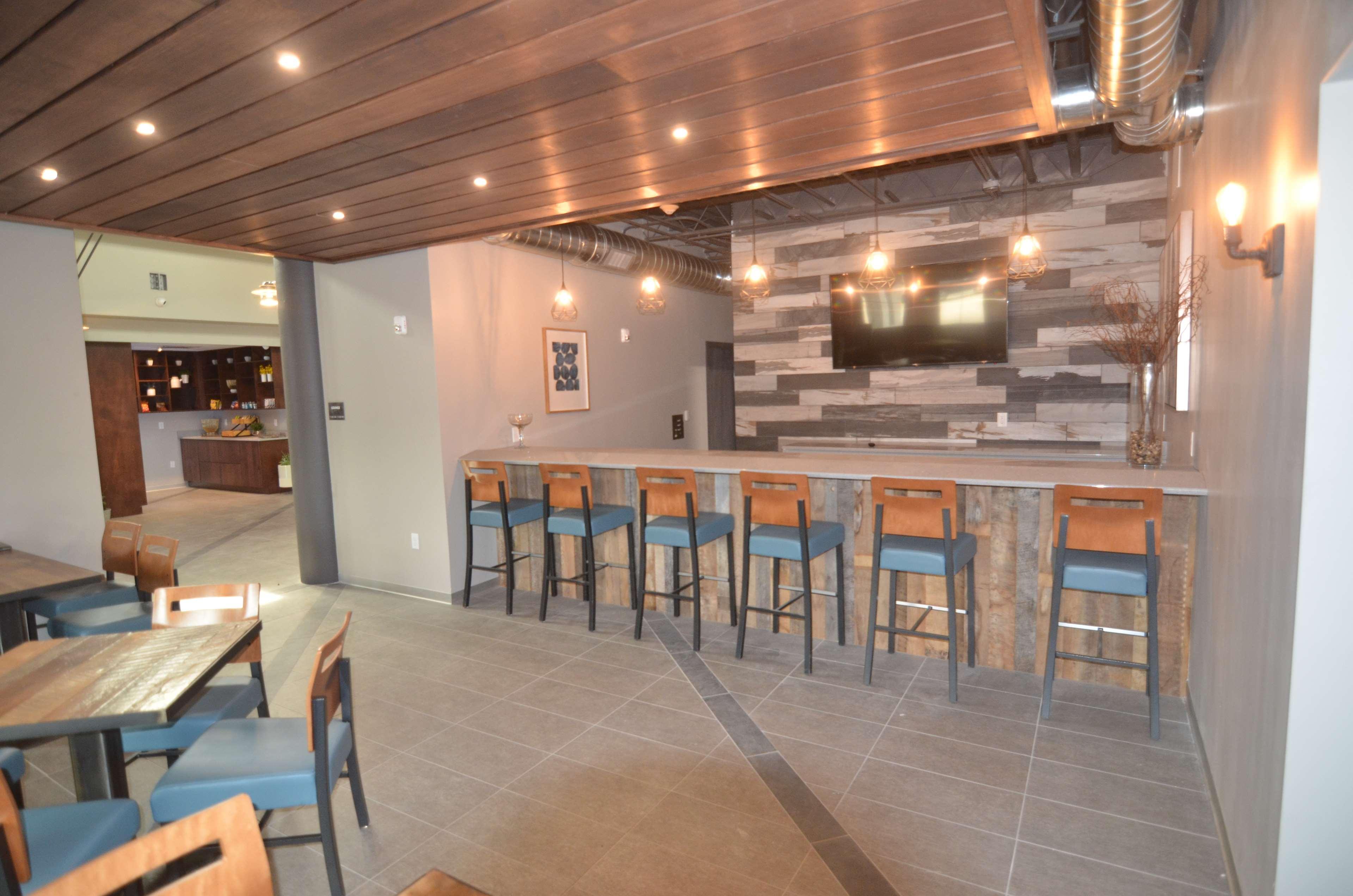 Best Western Plus Okotoks Inn & Suites Экстерьер фото