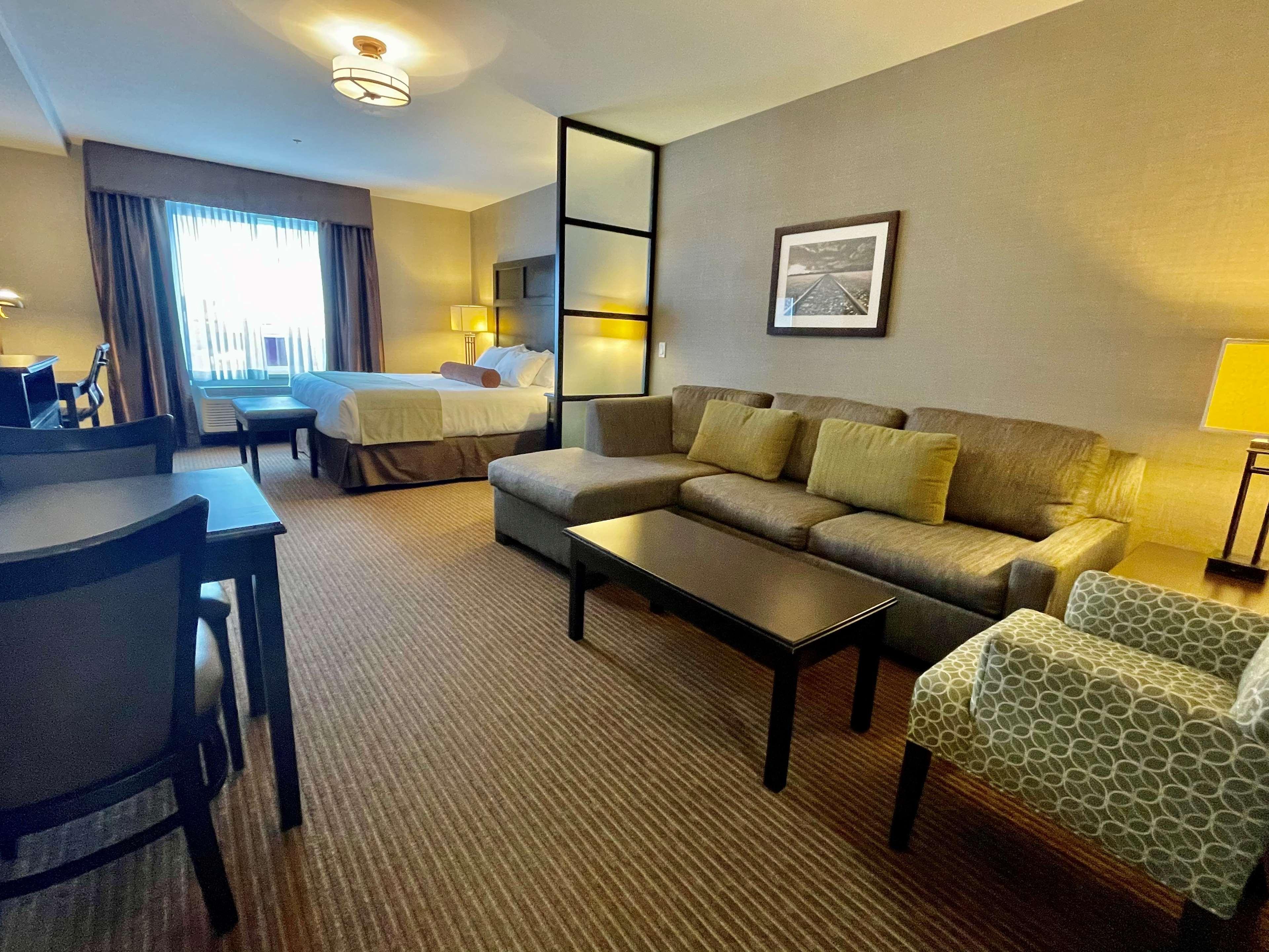Best Western Plus Okotoks Inn & Suites Экстерьер фото