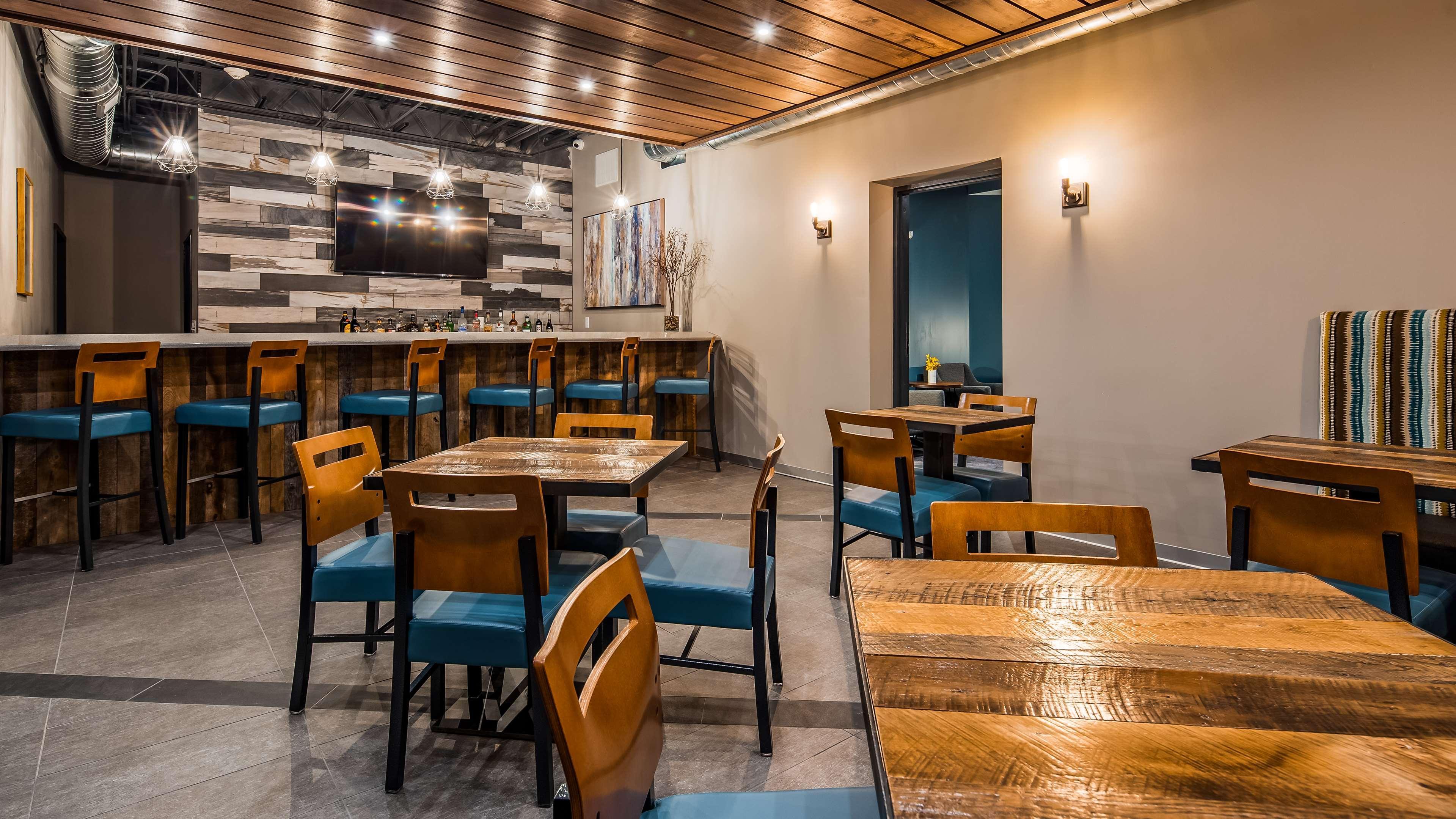 Best Western Plus Okotoks Inn & Suites Экстерьер фото