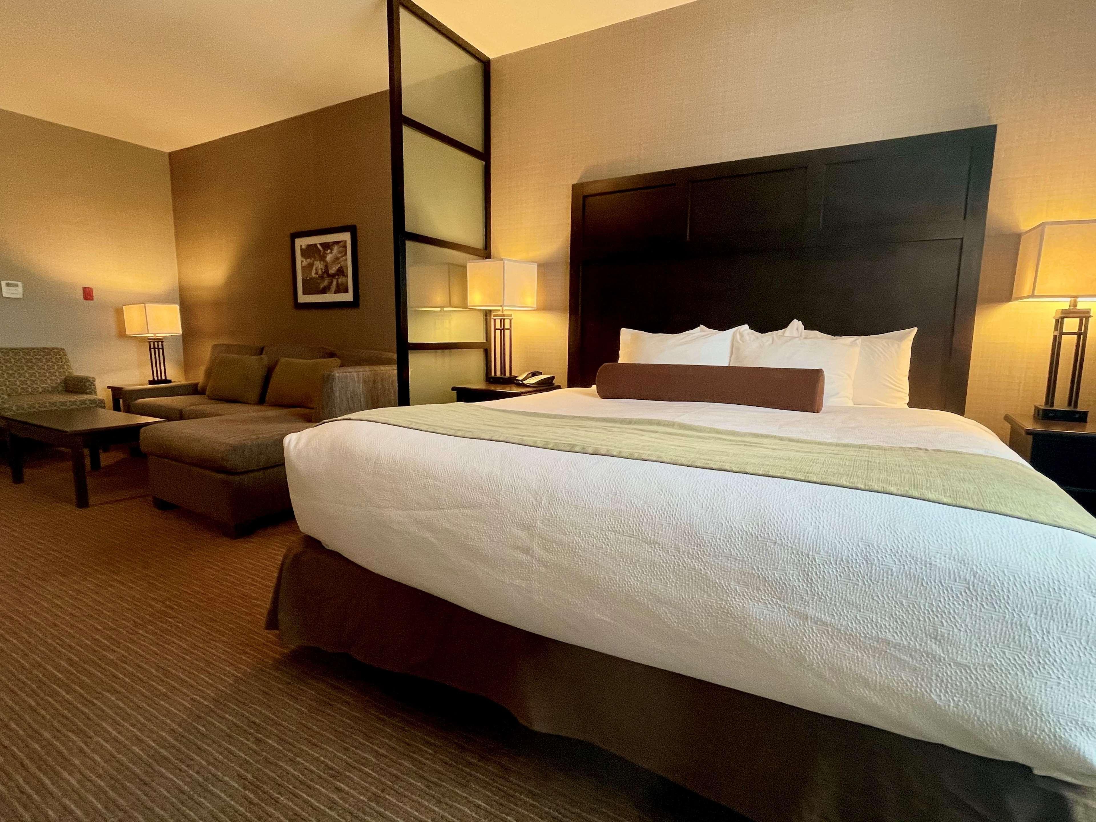 Best Western Plus Okotoks Inn & Suites Экстерьер фото